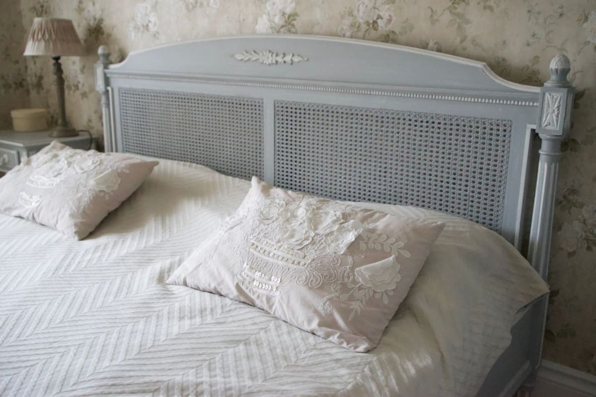 Antes de desechar una cabecera de cama antigua, descubre 5 formas de transformarla en muebles decorativos que aprovechan espacio y dan un nuevo estilo a tu casa