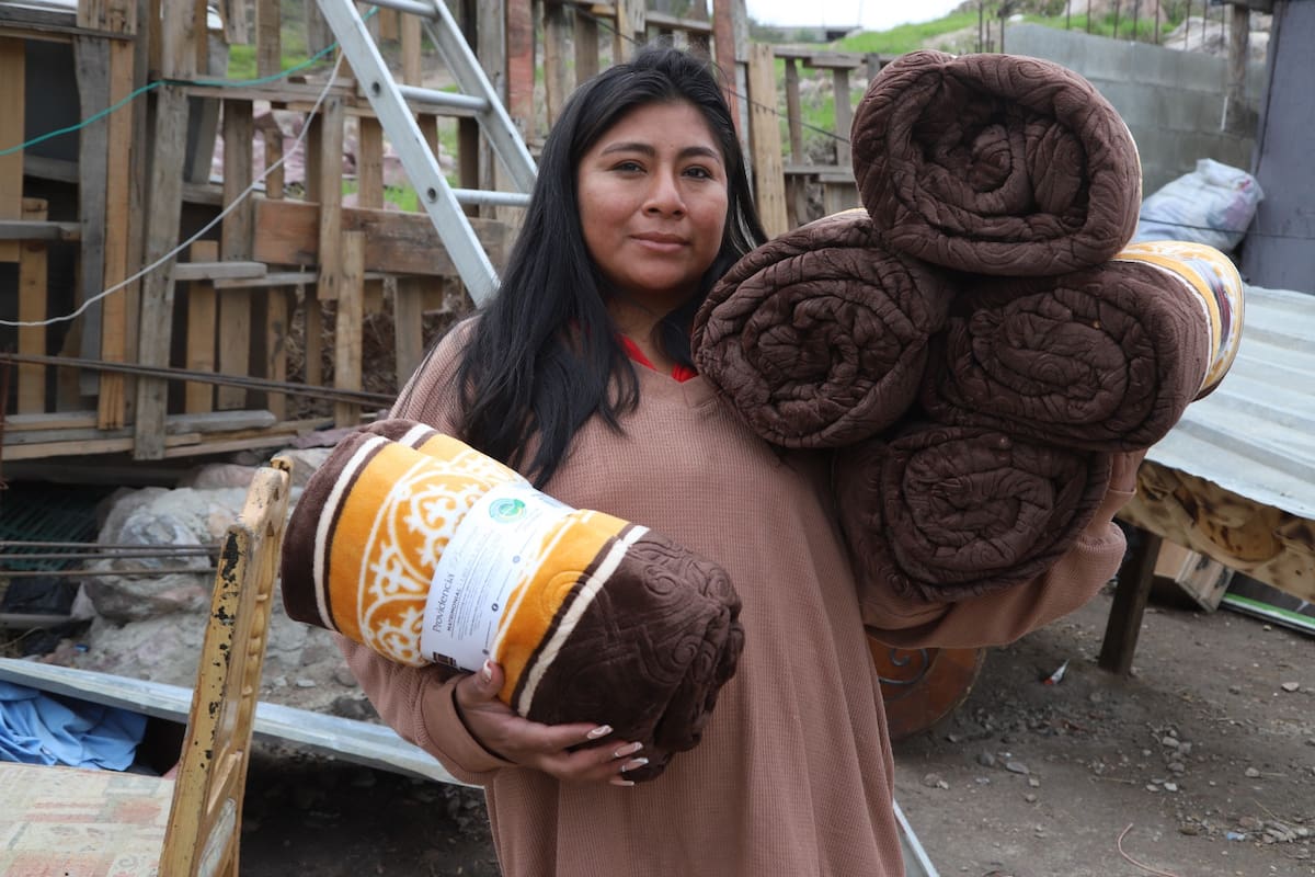 Recibe cobijas la familia García Morelos