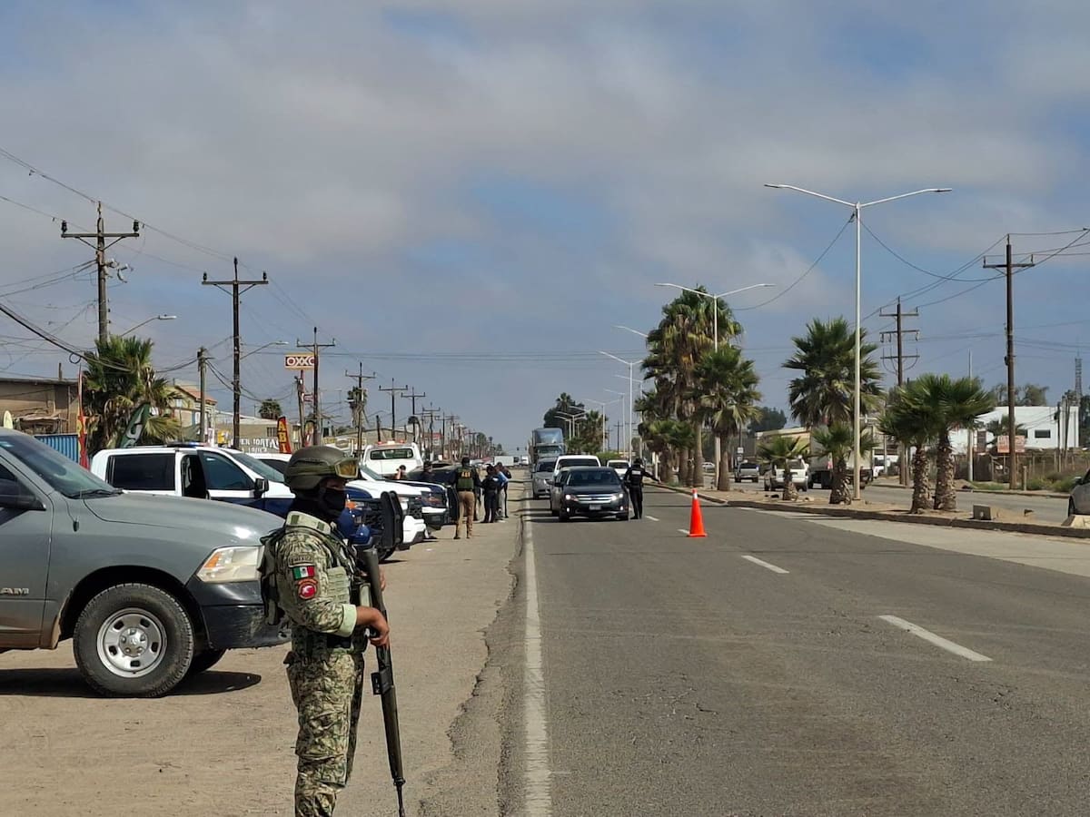 Elementos de distintas corporaciones de seguridad participaron en los filtros instalados en diferentes puntos de San Quintín para reforzar la vigilancia. Foto: Cortesía