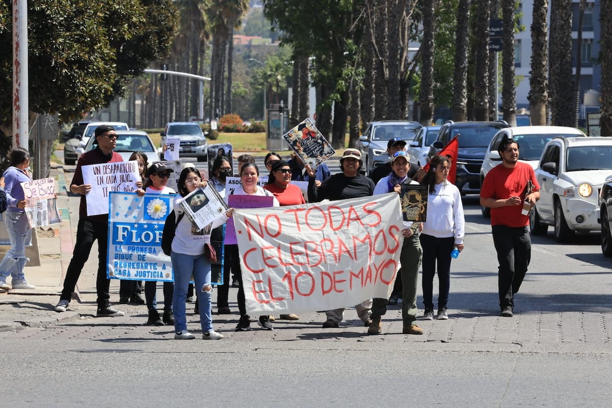 Alrededor de 50 integrantes de colectivos participaron en la movilización desde la Glorieta Cuauhtémoc, en Zona Río, hasta las instalaciones de la Fiscalía General del Estado. Foto: Sergio Ortiz