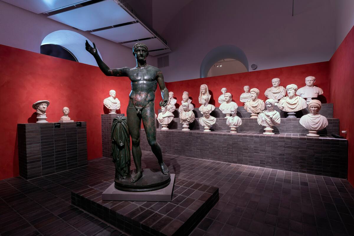 En esta foto sin fecha proporcionada el lunes 12 de octubre de 2020, estatuas antiguas de mármol griegas y romanas previo a una exposición en la recién remodelada Villa Caffarelli, uno de los espacios de exhibiciones en el Museo Capitolino con vista al antiguo Foro Romano, en Roma. (Fundación Torlonia vía AP)