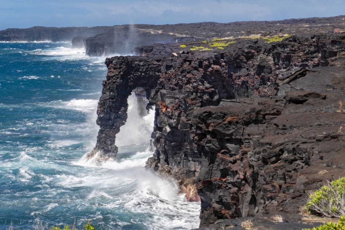 El arco marino Hōlei, formado hace unos 550 años, de Hawái colapsó tras años de grietas e inestabilidad y cayó al Pacífico mientras el parque permanecía cerrado por la tormenta tropical Nolo