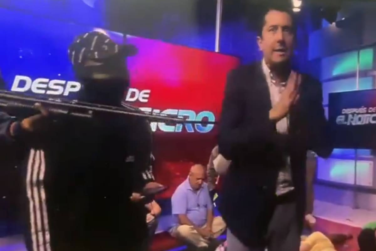 VIDEOS: Grupo armado toma control de canal de televisión en Ecuador en una transmisión en vivo