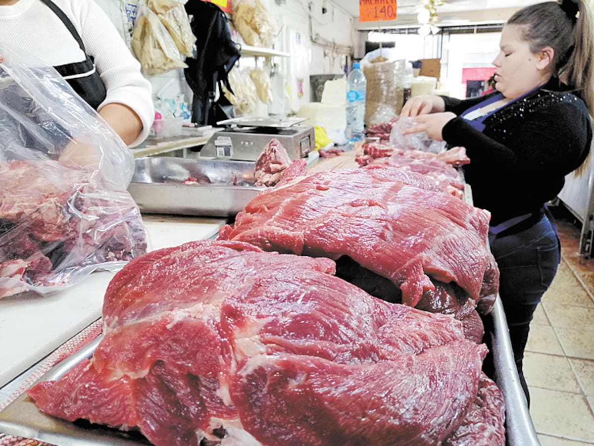 La venta de carnes rojas es menor en la Cuaresma de este año, reportan vendedores.