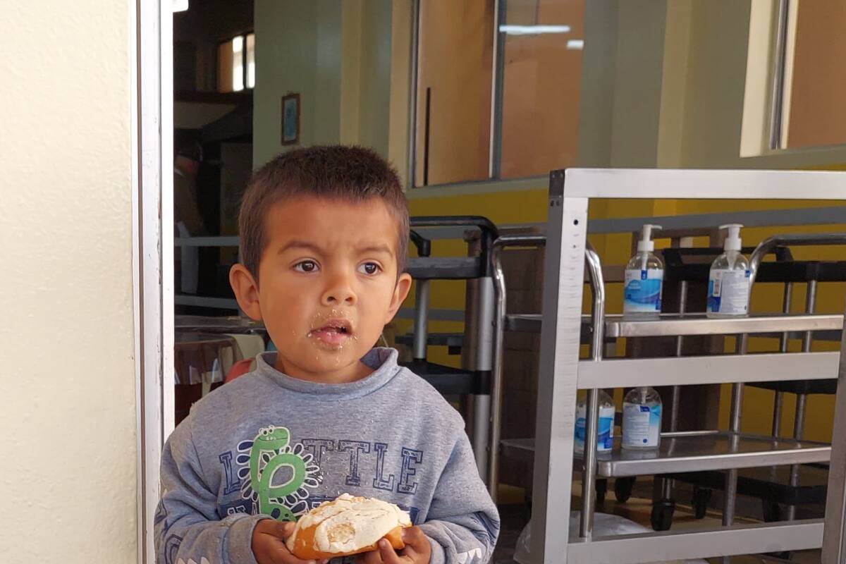 Busca apoyo médico para su hijo Ismael que nació con hernias en los testículos