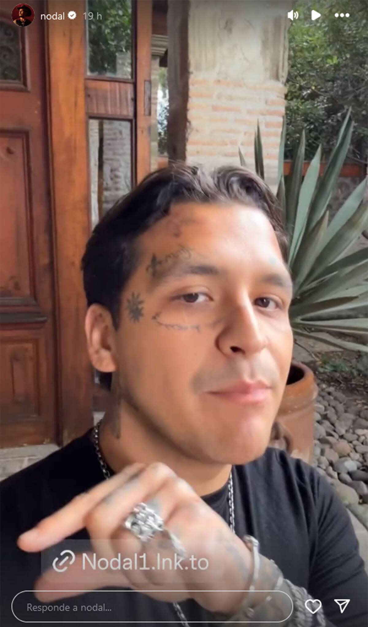 A través de sus historia en Instagram Christian Nodal informó sobre el procedimiento para borrar los tatuajes.
