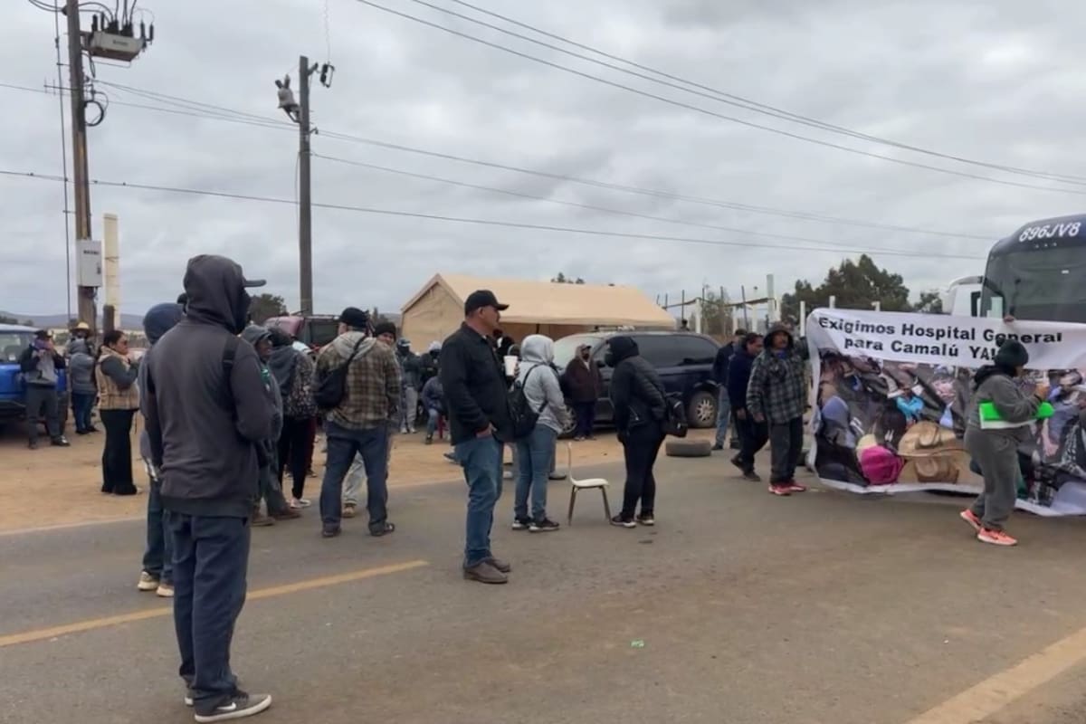 Manifestantes bloquean la carretera en Camalú para exigir un hospital