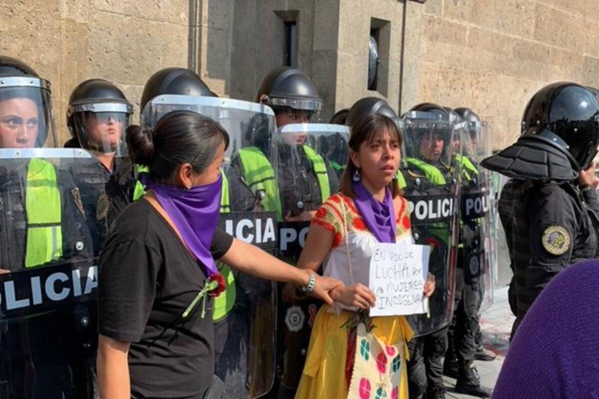 “Vine porque allá han sucedido varios feminicidios”: Joven indígena protesta en la CDMX