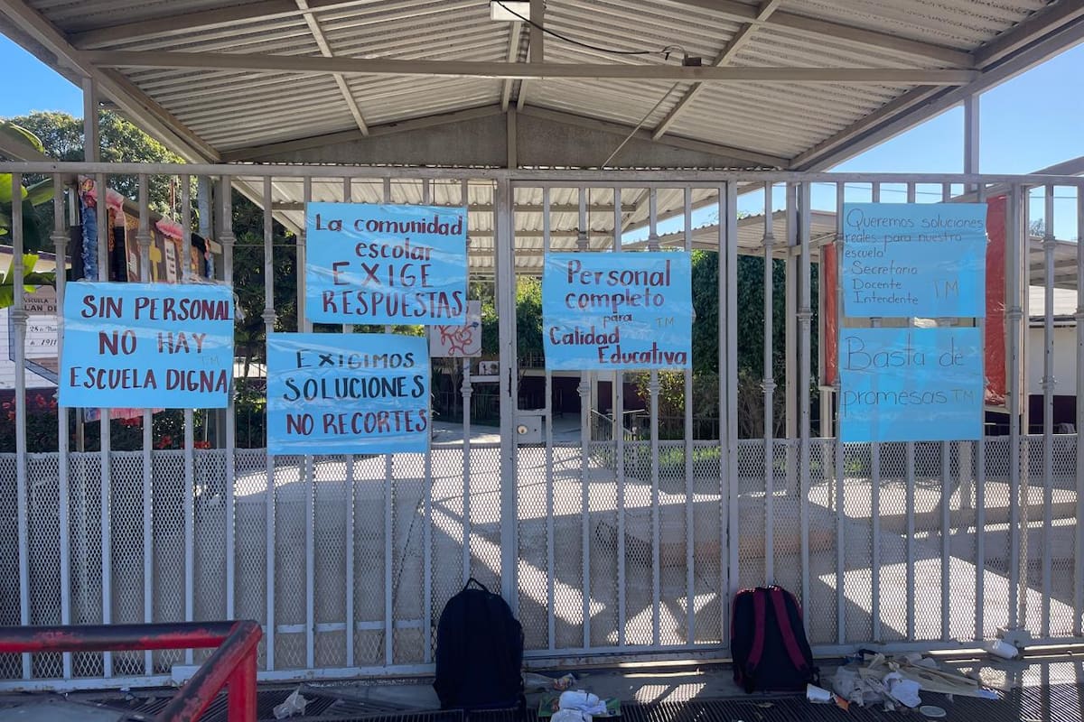 “No doblaremos las manos”: Amenazan con escalar protestas si no se cubren plazas en primaria de Rosarito