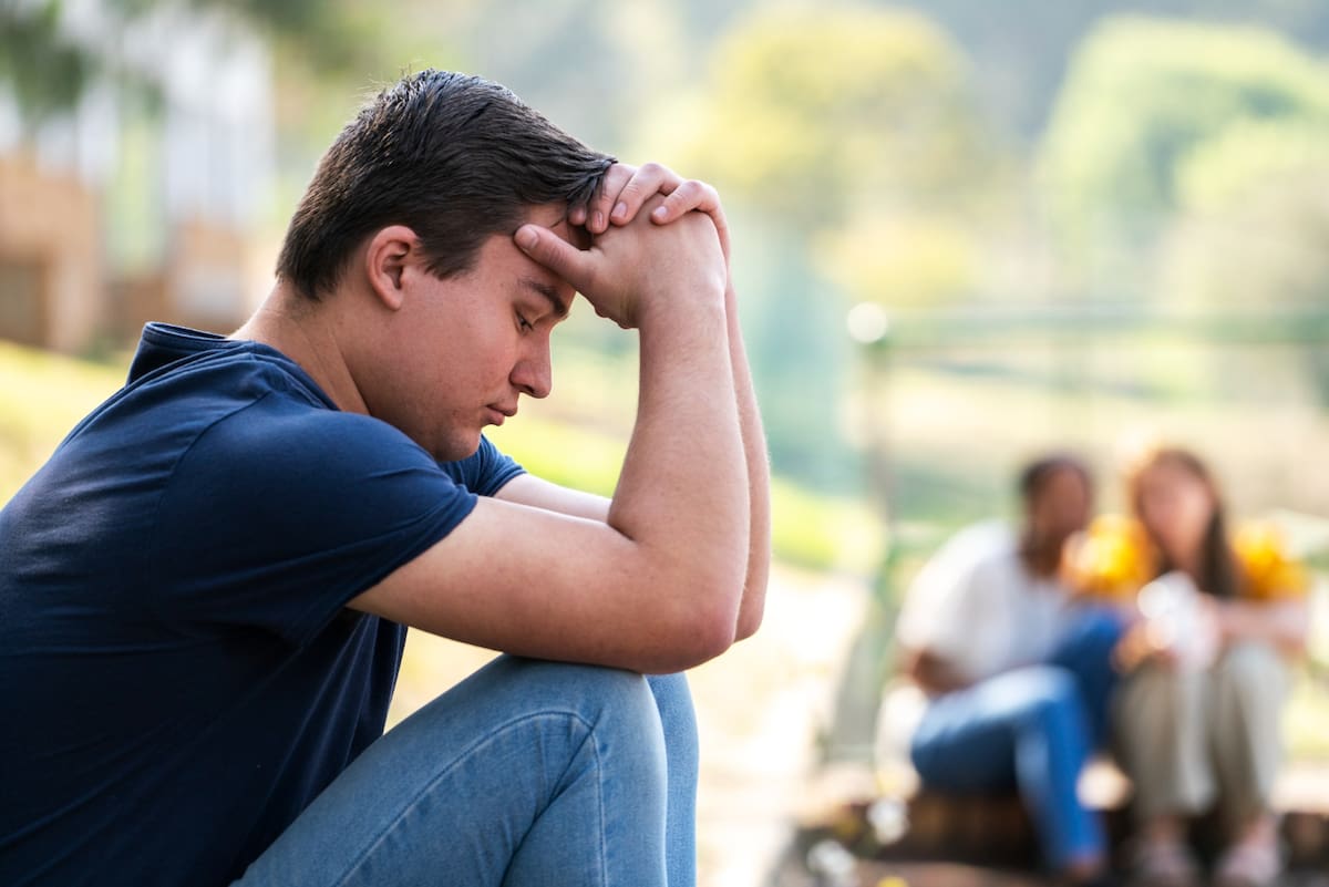 Diversos estudios sobre bienestar financiero han documentado que la inflación, la vivienda y la incertidumbre laboral son factores frecuentes de ansiedad entre jóvenes adultos. | Foto: Magnific