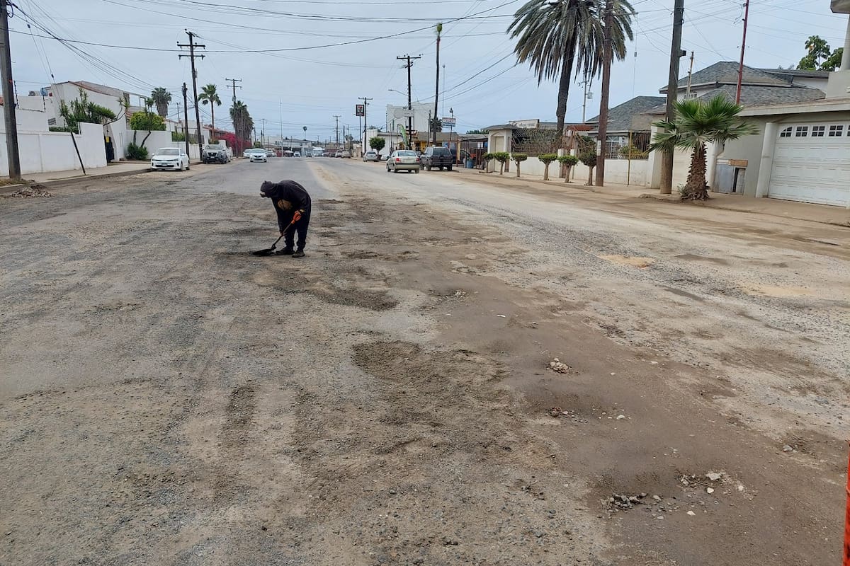 Bacheros voluntarios hacen el trabajo del Ayuntamiento de Ensenada