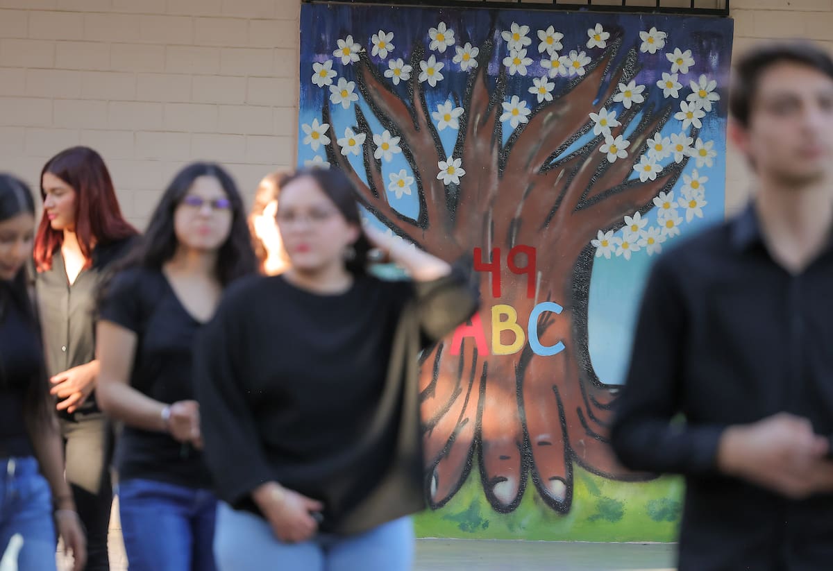 Estudiantes de la UNISON asistieron hoy vestidos de negro, en memoria de su compañera Johana, quien perdió la vida en el incendio de Waldo’s.
Un mural de la tragedia de la Guardería ABC nos recuerda que no hemos aprendido nada en materia de prevención de este tipo de situaciones. Foto: Eleazar Escobar