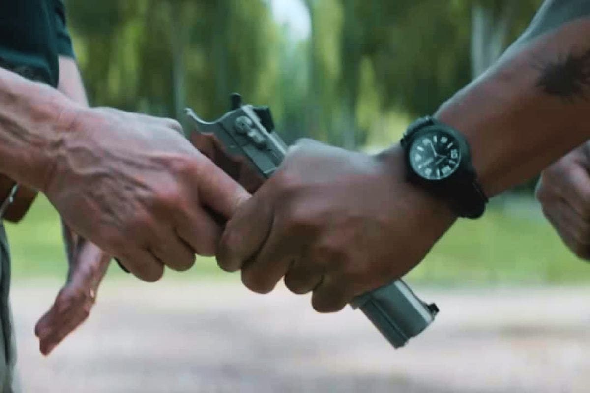 Policías corruptos se metieron con la víctima equivocada en la “mejor película del año en Netflix”