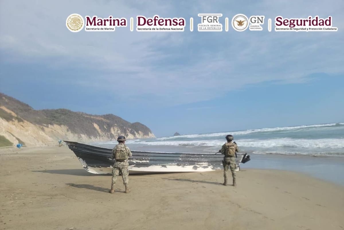 En costas de Michoacán, en una operación marítima encabezada por SEMAR en coordinación con FGR y SSPC, se aseguró una embarcación con aproximadamente 265 kg de cocaína. | Foto: Gabinete de Seguridad del Gobierno de México