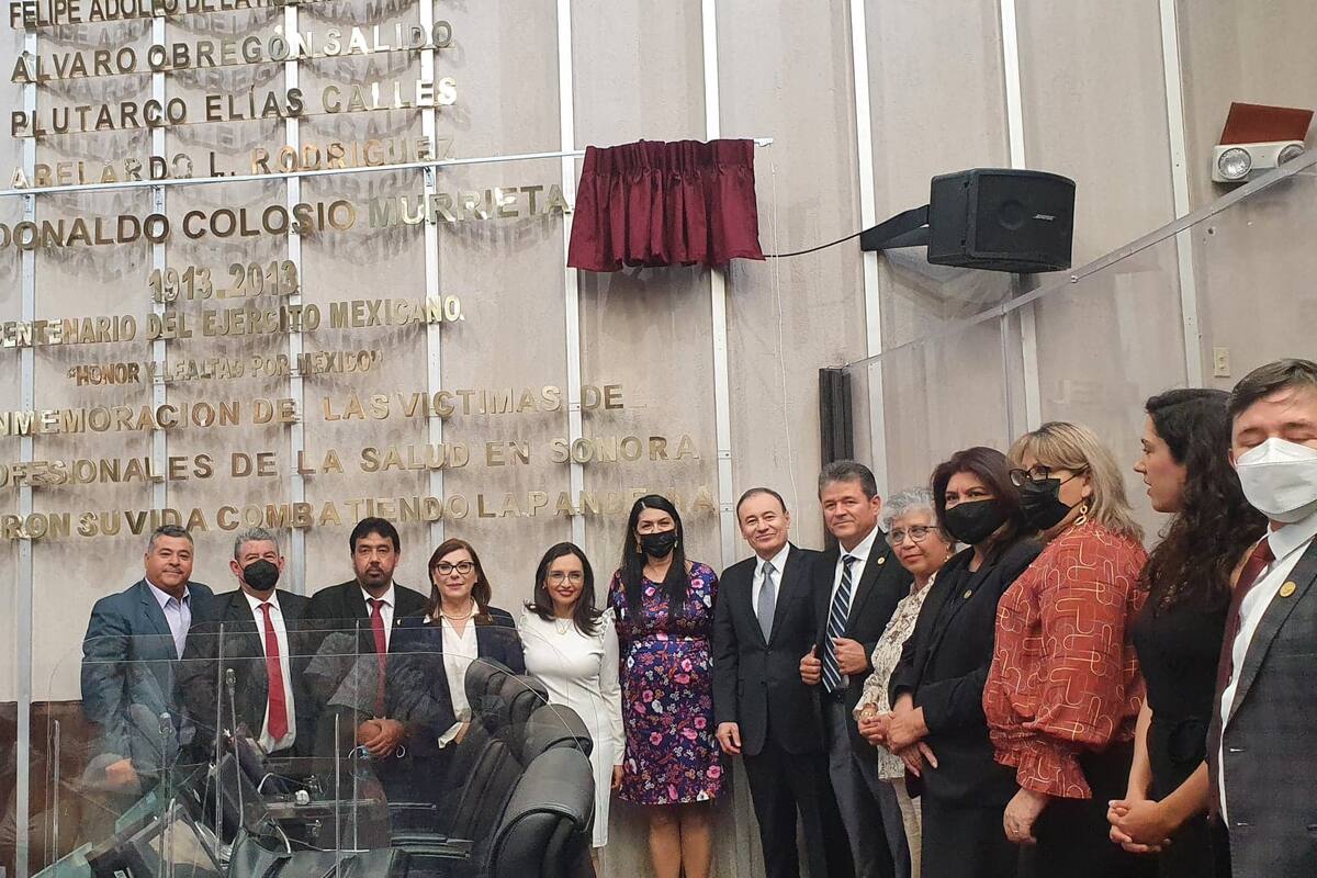Develan letras doradas en honor de Luis Donaldo Colosio Murrieta en el Congreso de Sonora