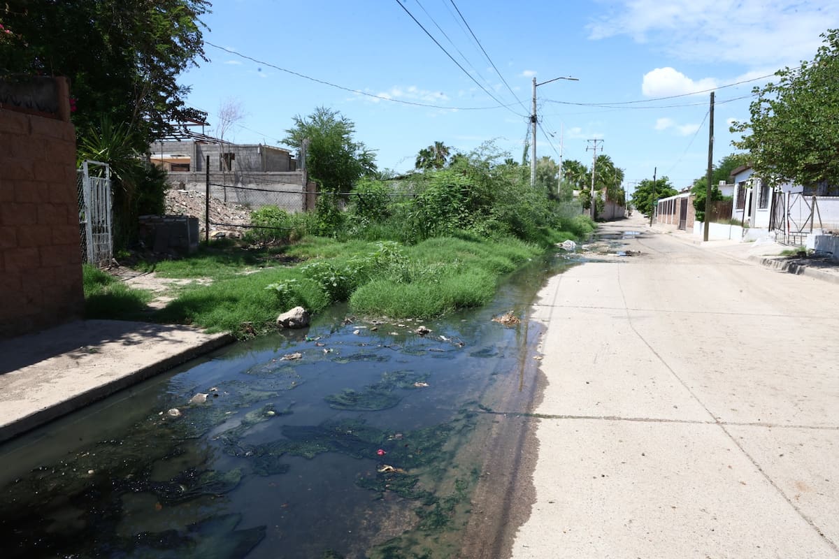 Río de aguas negras aleja a las visitas de familias en Tirocapes y vecinos piden solución urgente