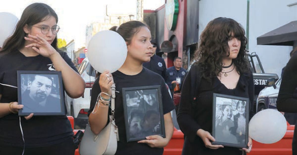 Participantes en la marcha hicieron un minuto de silencio en recuerdo de las víctimas. FOTO: ELEAZAR ESCOBAR