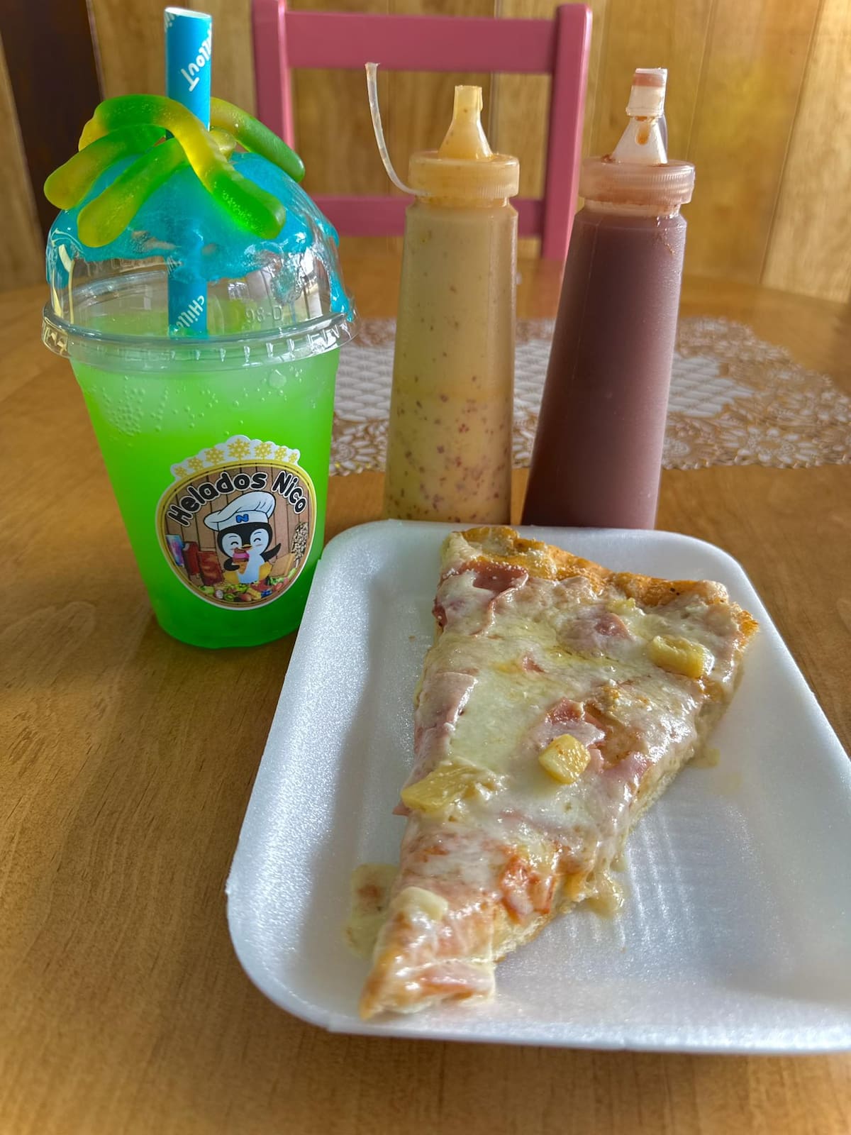 Don Nico, quien captó en vivo su propio ataque mientras transmitía, es dueño del negocio 'Helados Don Nico', en el que además de congelados vende pizzas y otros antojitos.