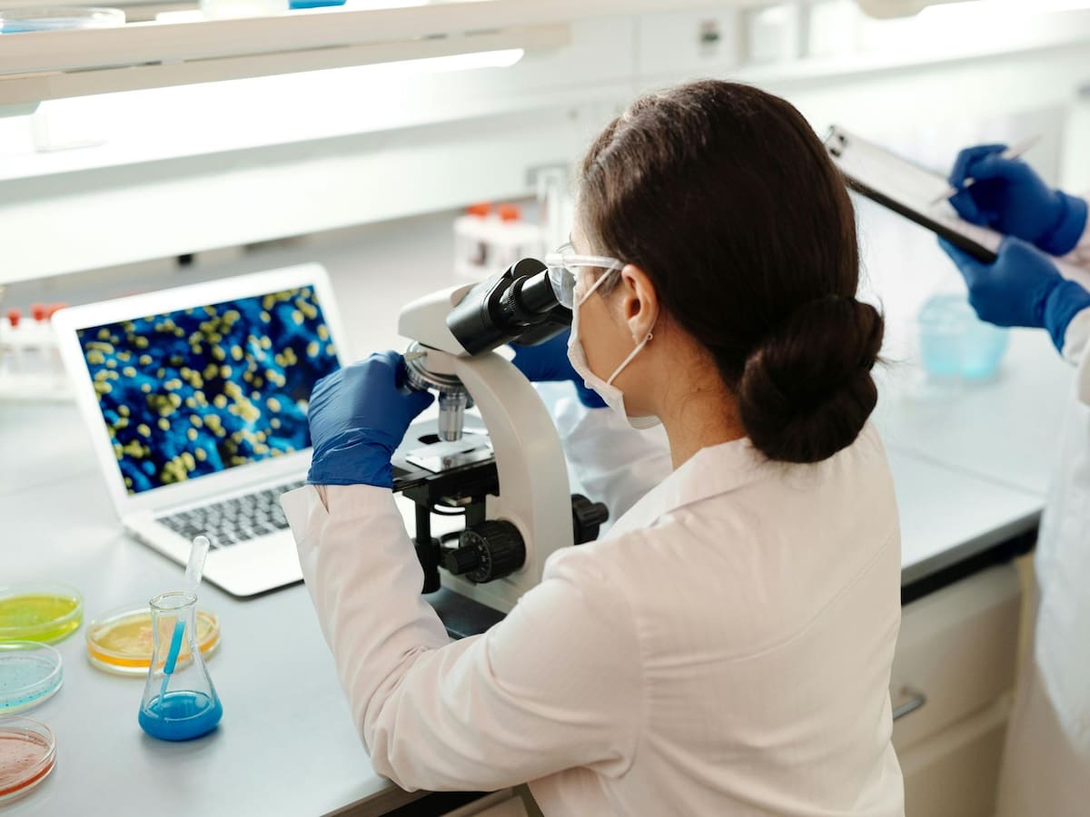 La experiencia humana sigue siendo insustituible en la biología. | Crédito: Canva