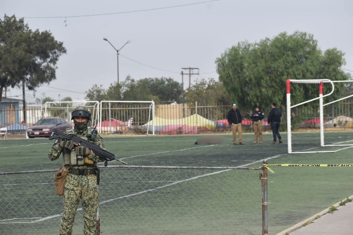 Un hombre fue detenido por la Policía Municipal tras ser encontrado en posesión de un arma de fuego presuntamente relacionada con un homicidio ocurrido en la colonia Salvatierra. Foto: Cortesía