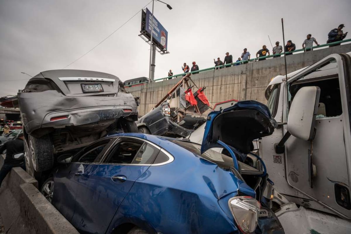 El accidente ocurrió a la altura de la llantera Jaramillo. Bomberos reportó 22 personas trasladadas a hospitales y ocho rescatadas de vehículos atrapados. Foto: Border Zoom