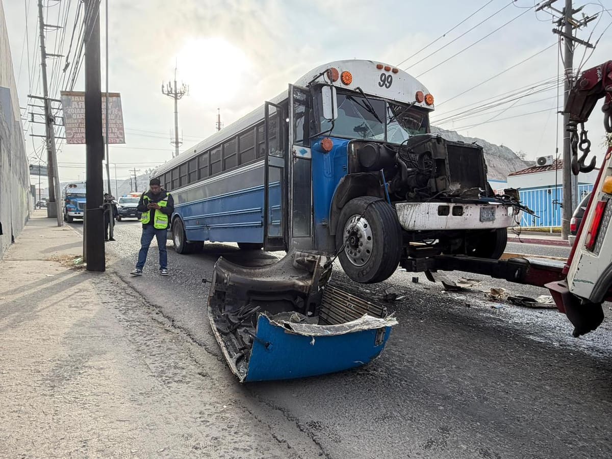 No se reportaron personas lesionadas de gravedad. Únicamente el conductor del camión fue valorado por paramédicos. Foto. Border Zoom
