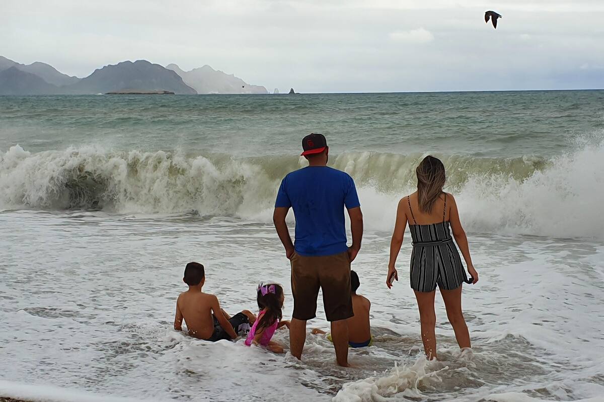 "Lorena" paraliza a Guaymas, pero no detiene a pescadores