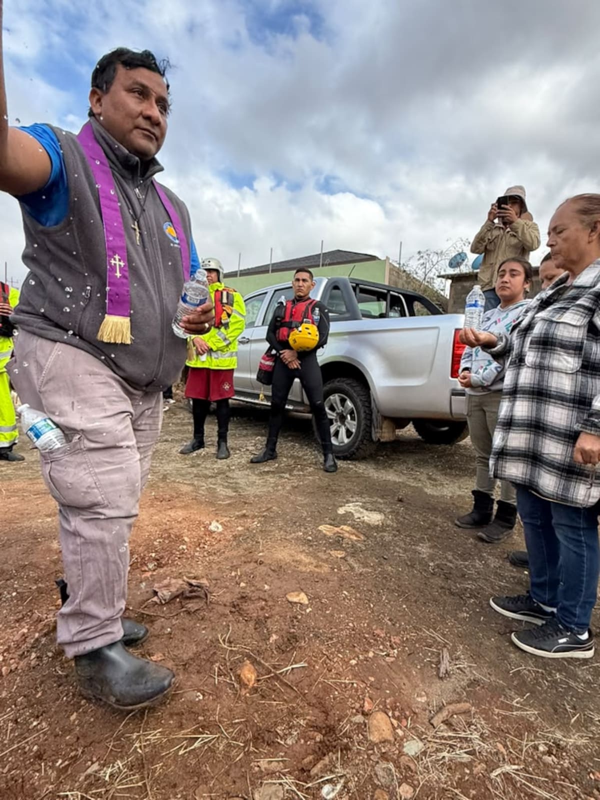Una familia de Tijuana reúne alimentos, ropa, cobijas y artículos de limpieza para apoyar a habitantes de El Zorrillo, Las Flores y otras comunidades de Ensenada afectadas por las lluvias. Las donaciones se reciben en Otay Jardín hasta el miércoles y se entregarán el sábado. Foto: Cortesía
