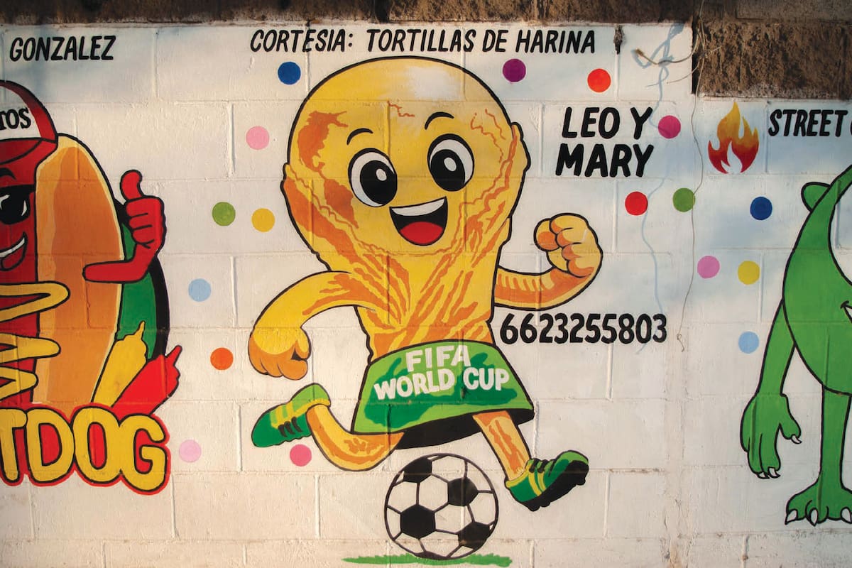 Vecinos de Villa Verde en Hermosillo cambian grafiti por mural mundialista con más de 40 personajes futboleros