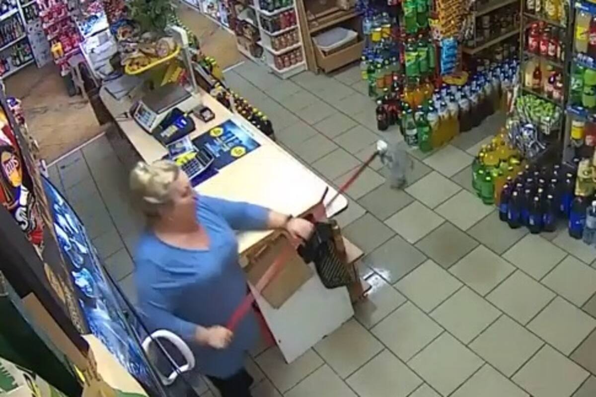 VIDEO: Frustra un asalto golpeando al ladrón con un trapeador