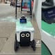 Varios robots de entrega de comida en EEUU, operados con inteligencia artificial, chocan y destruyen paradas de autobús en incidentes virales