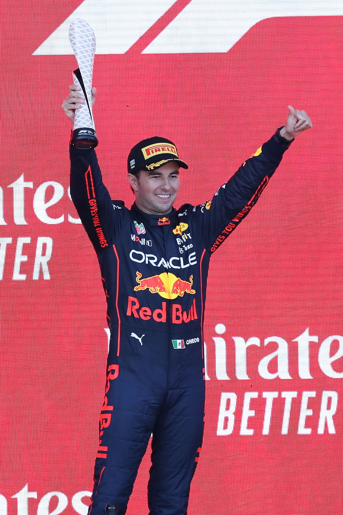 El piloto mexicano de Fórmula 1 Sergio Pérez, de Red Bull Racing, celebra en el podio tras terminar en segundo lugar en el Gran Premio de Azerbaiyán, disputado en el Circuito Urbano de Bakú, en Bakú, Azerbaiyán, el 12 de junio de 2022. (Fórmula Uno, Azerbaiyán) EFE/EPA/ALI HAIDER