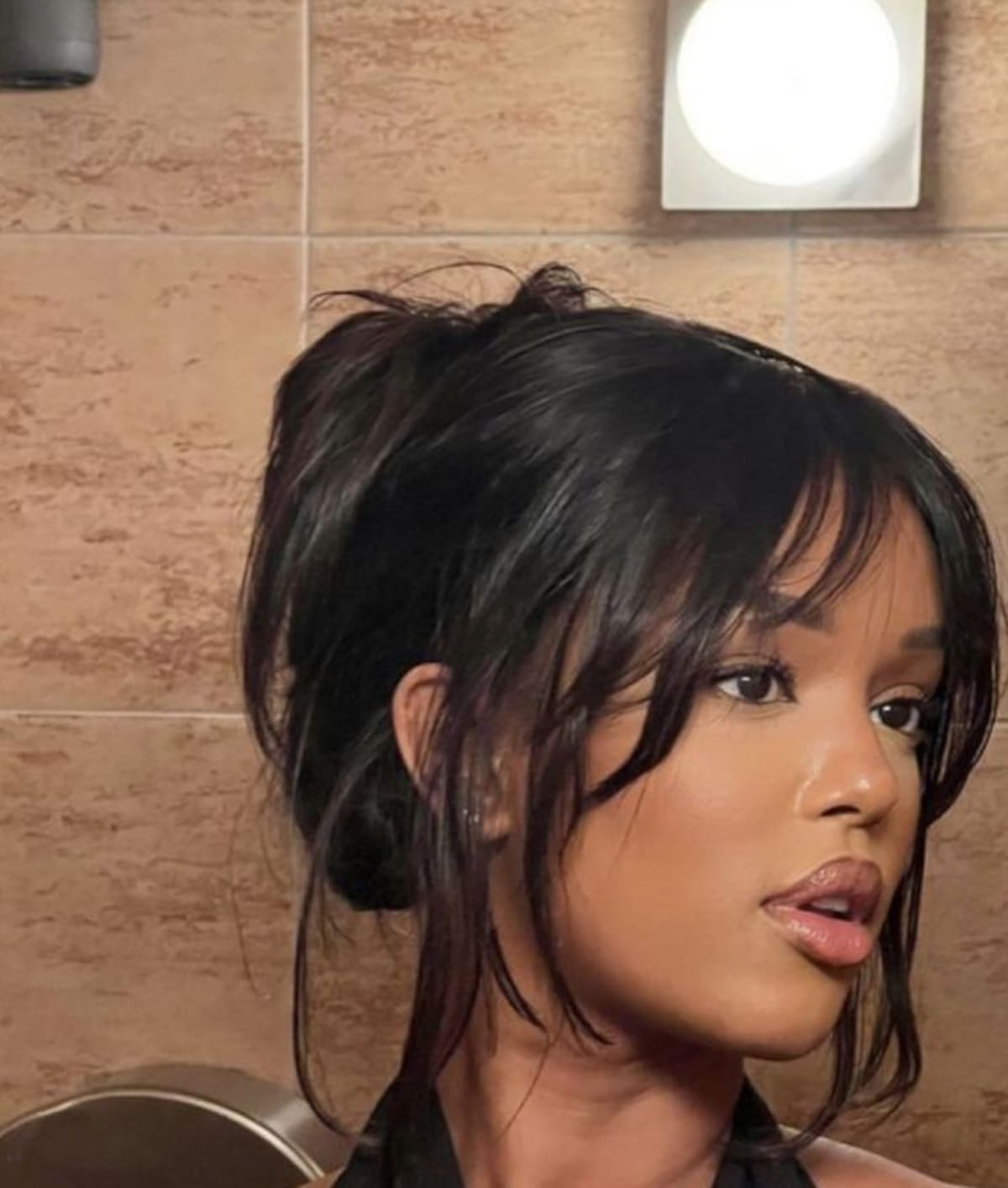Celebridades e influencers han impulsado los Piecey Bangs como uno de los estilos de cabello más virales del año en redes sociales.