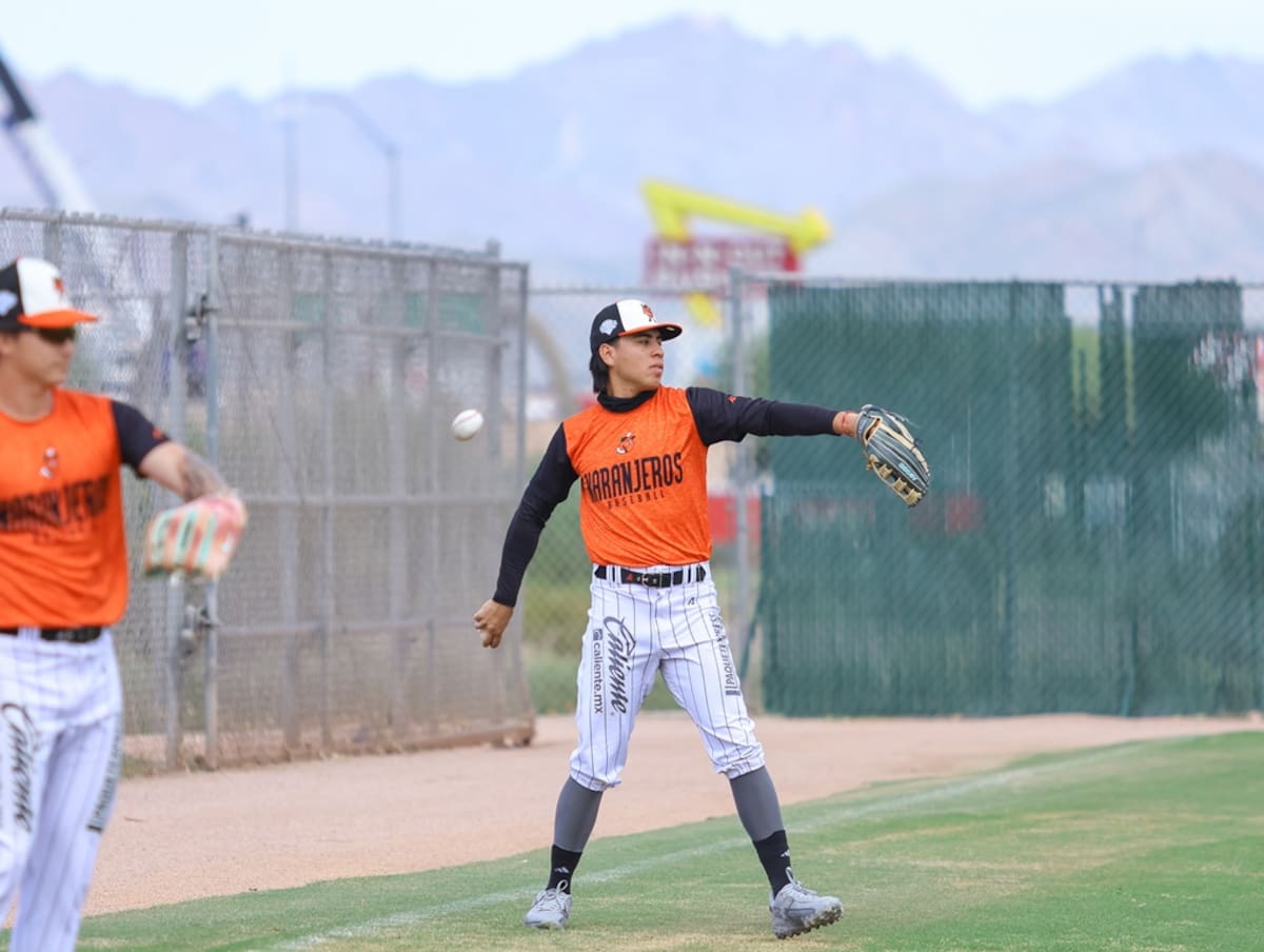 Ángel Ramírez, jardinero de los Naranjeros de Hermosillo y novato del año 2025-2026 de la LMP, durante los entrenamientos en Arizona. (Foto: Cortesía Naranjeros)
