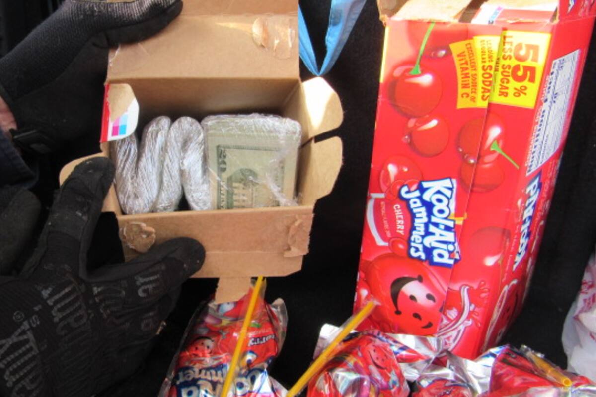 Escondían 36 mil dólares en caja de “Kool Aid”