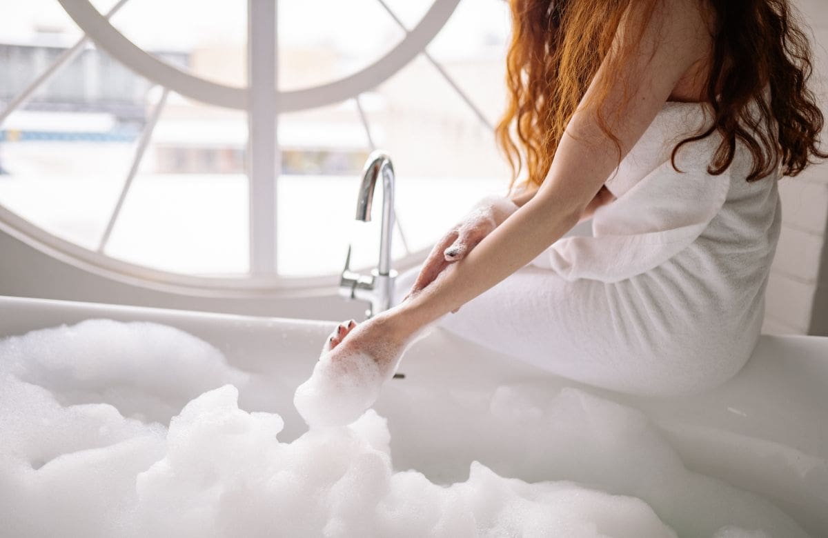 Oler a limpio durante la primavera: el perfume, gel de baño y crema corporal que ayudan a mantener frescura todo el día | Foto: Especial (canva)