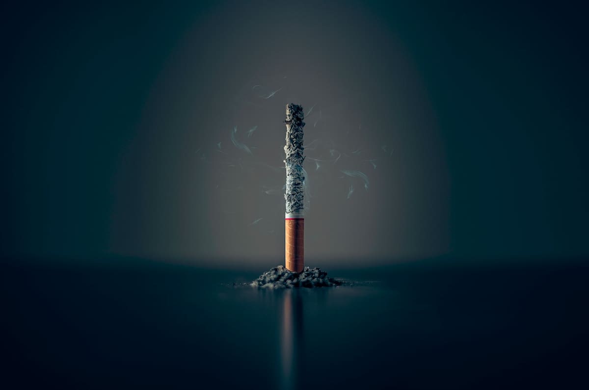 La condición del hombre se diagnosticó como crecimiento endotraqueal de pelo, una enfermedad extremadamente rara que fue potenciada por fumar (Unsplash)