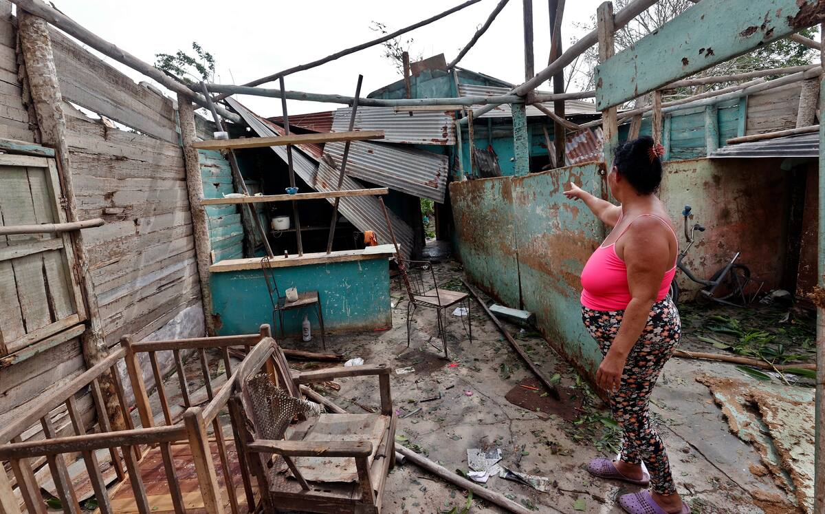 Una mujer observa su vivienda destrozada tras el paso del huracán Rafael, el 7 de noviembre de 2024, en la provincia de Artemisa (Cuba). / EFE/