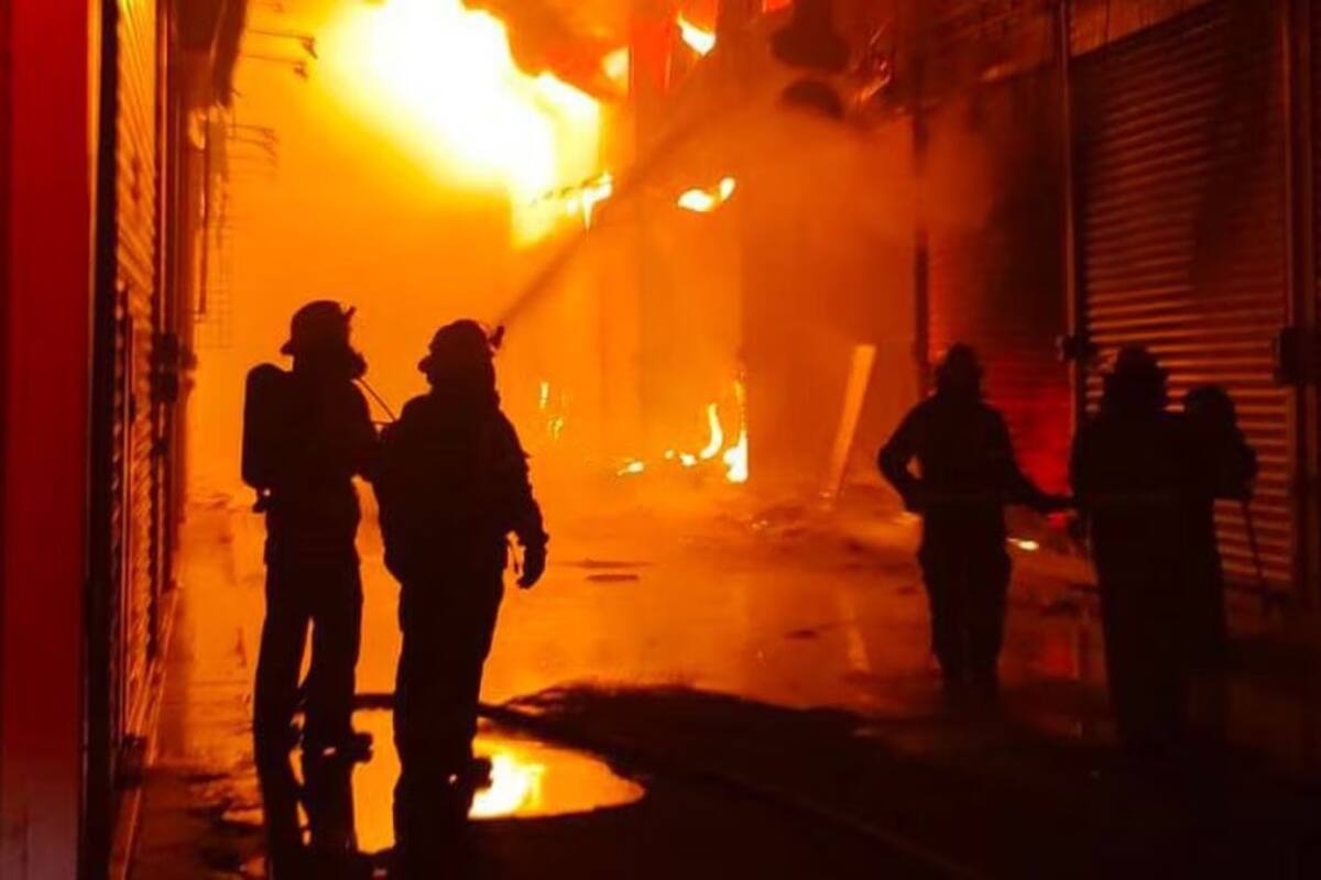 Incendio consume 50 locales en mercado textil de Michoacán
