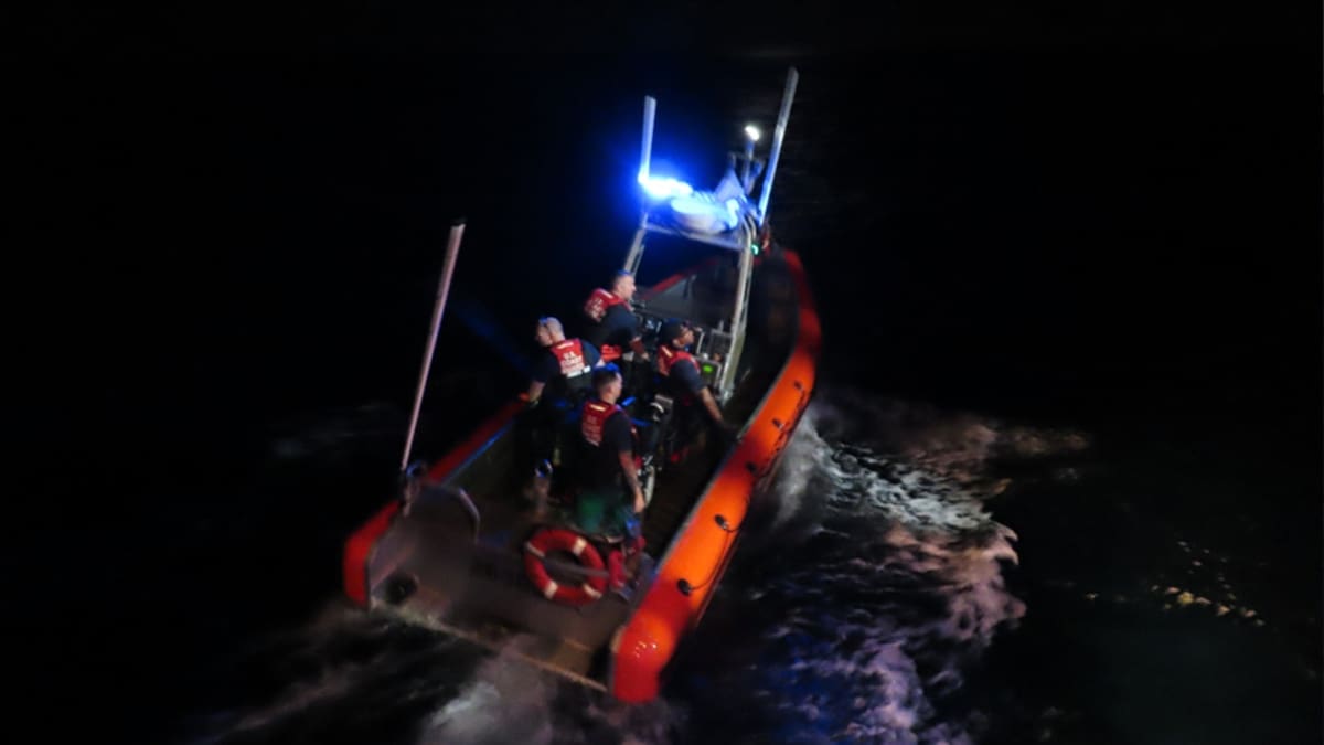 Los tripulantes intentaron deshacerse de la droga lanzándola al océano antes de ser interceptados. (X/@USCG)