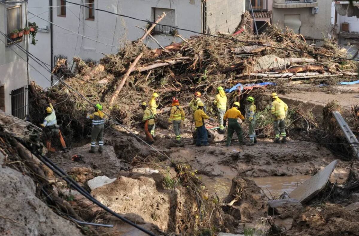 Servicios de emergencia trabajan en el punto más afectado por las inundaciones en Letur, este miércoles. /  EFE - Manu