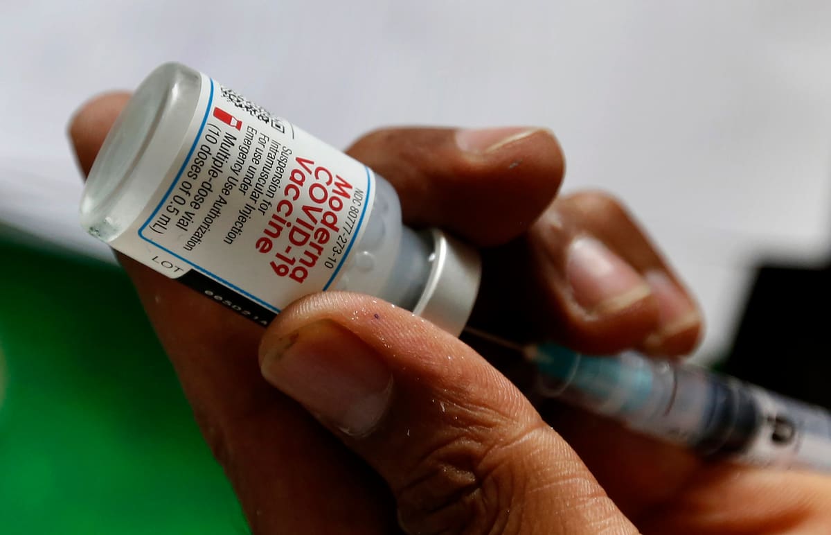 Fotografía de archivo del martes 6 de julio de 2021 de un trabajador de salud preparando una vacuna contra el COVID-19 de Moderna en un centro de vacunación en Lahore, Pakistán. (AP Foto/K.M. Chaudary, Archivo)