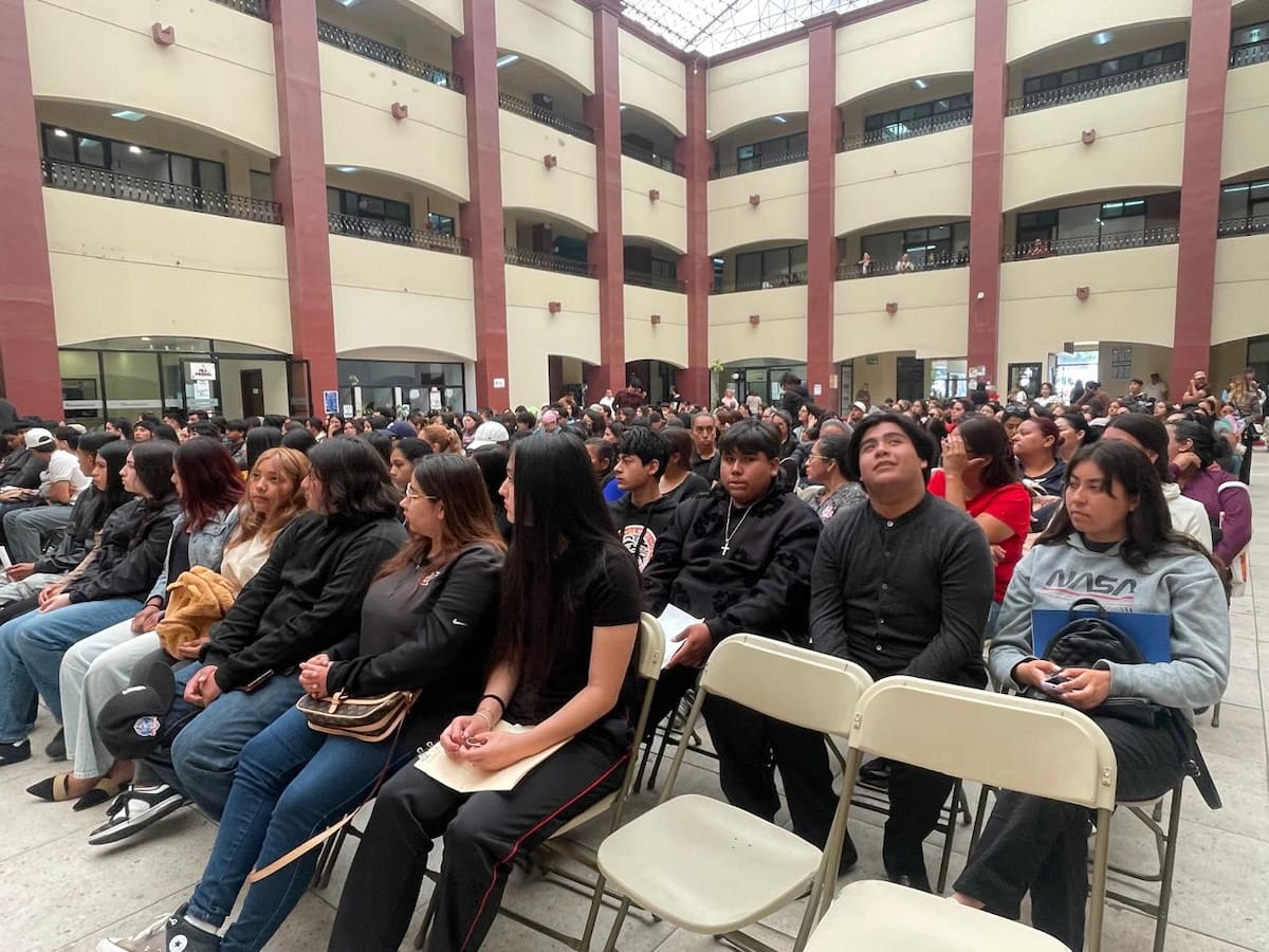 Los apoyos de 2 mil 500 pesos beneficiaron a jóvenes de nivel medio superior y superior, con una inversión total de más de 647 mil pesos. Foto: Carmen Gutiérrez