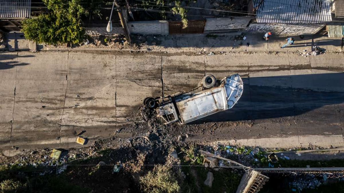 La unidad comenzó a incendiarse, bomberos lograron sofocar las llamas y no se reportaron personas lesionadas. Foto: Border Zoom