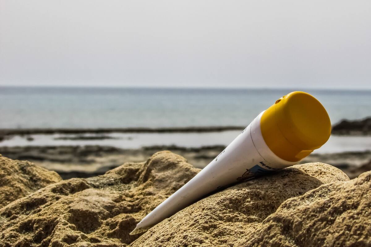 ¡Cuidado! Esta marca de bloqueador solar puede contener sustancia cancerígena; alerta FDA