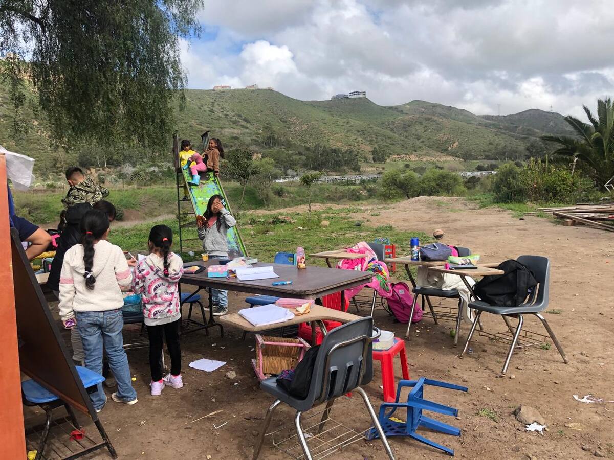 Se acerca la temporada de calor y temen que aparezcan víboras y otros animales ya que el terreno donde estudian los niños es agreste.