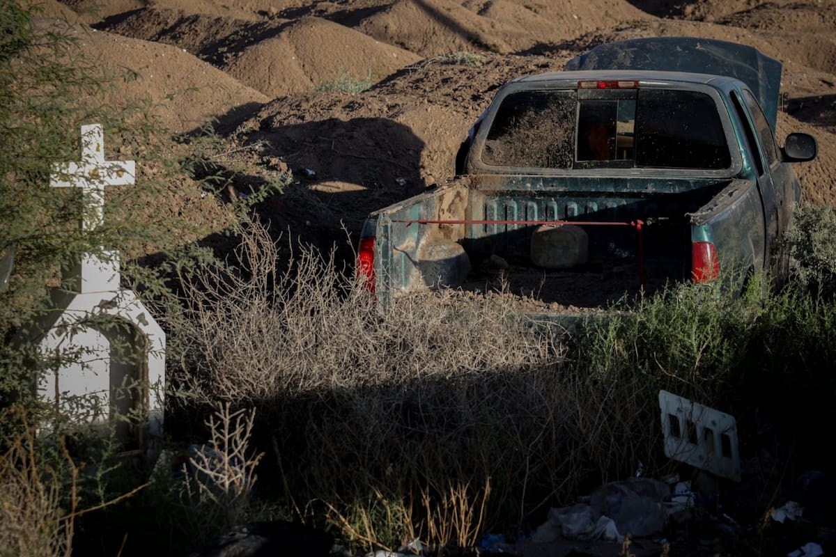 Adulto mayor pierde el control de su pickup y sale de la carretera a San Felipe