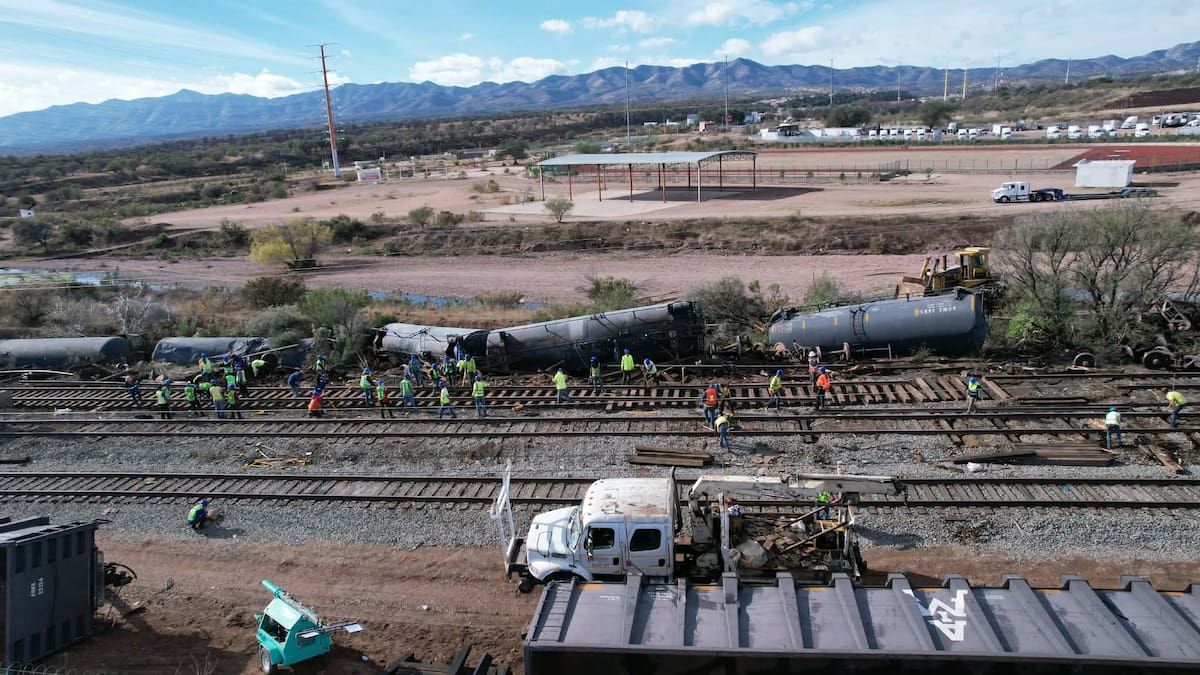 Tras el descarrilamiento de siete vagones del tren ocurrido la madrugada del domingo en el kilómetro 21 al sur de la ciudad, al menos 40 trabajadores de Ferromex realizan labores de rehabilitación en las vías.