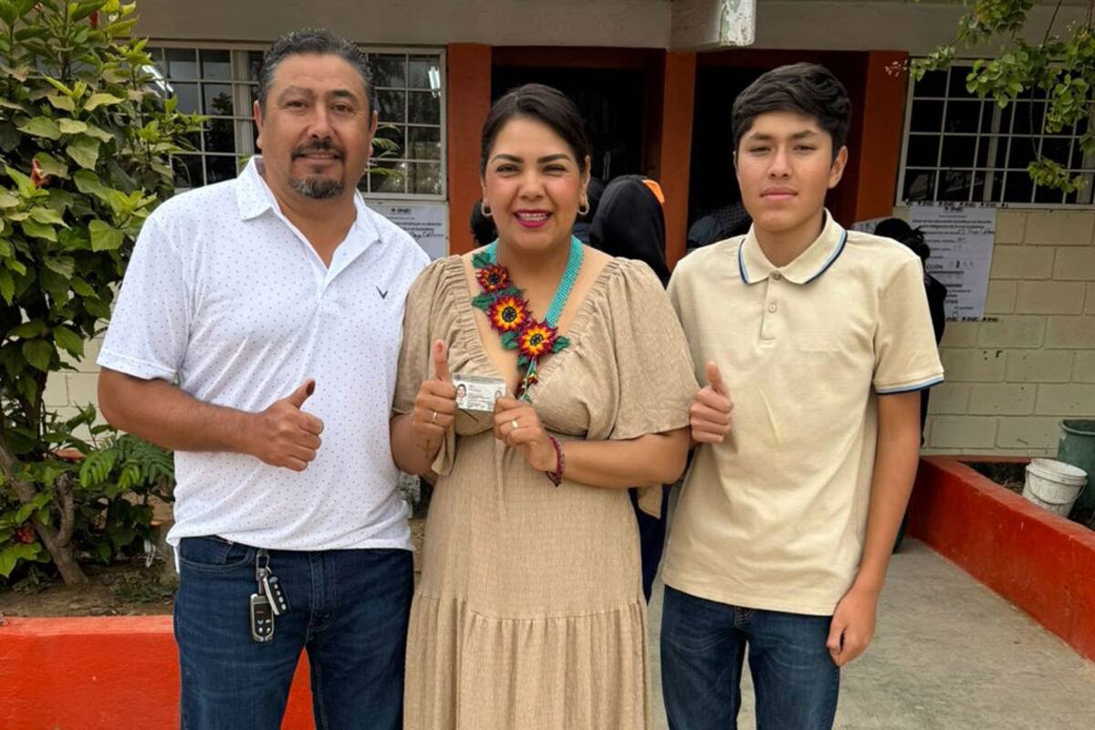 Montserrat Murillo, candidata de Morena al distrito 17 emite su voto
