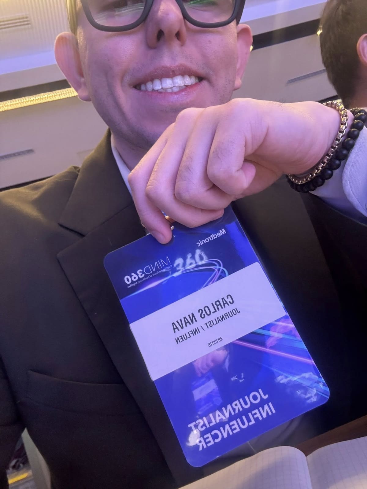 Durante un evento se apreció en el gafete del Dr. Polo el nombre de Carlos Nava.